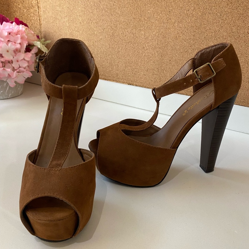 Beautiful Brown Heels - Picture 2 of 5